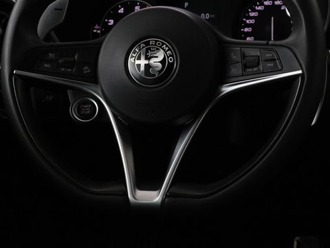 Alfa Romeo Stelvio 2.0 T Q4 Super | Camera | Sportstoelen | Xenon | Navigatie | Elektrische achterklep | Cruise control