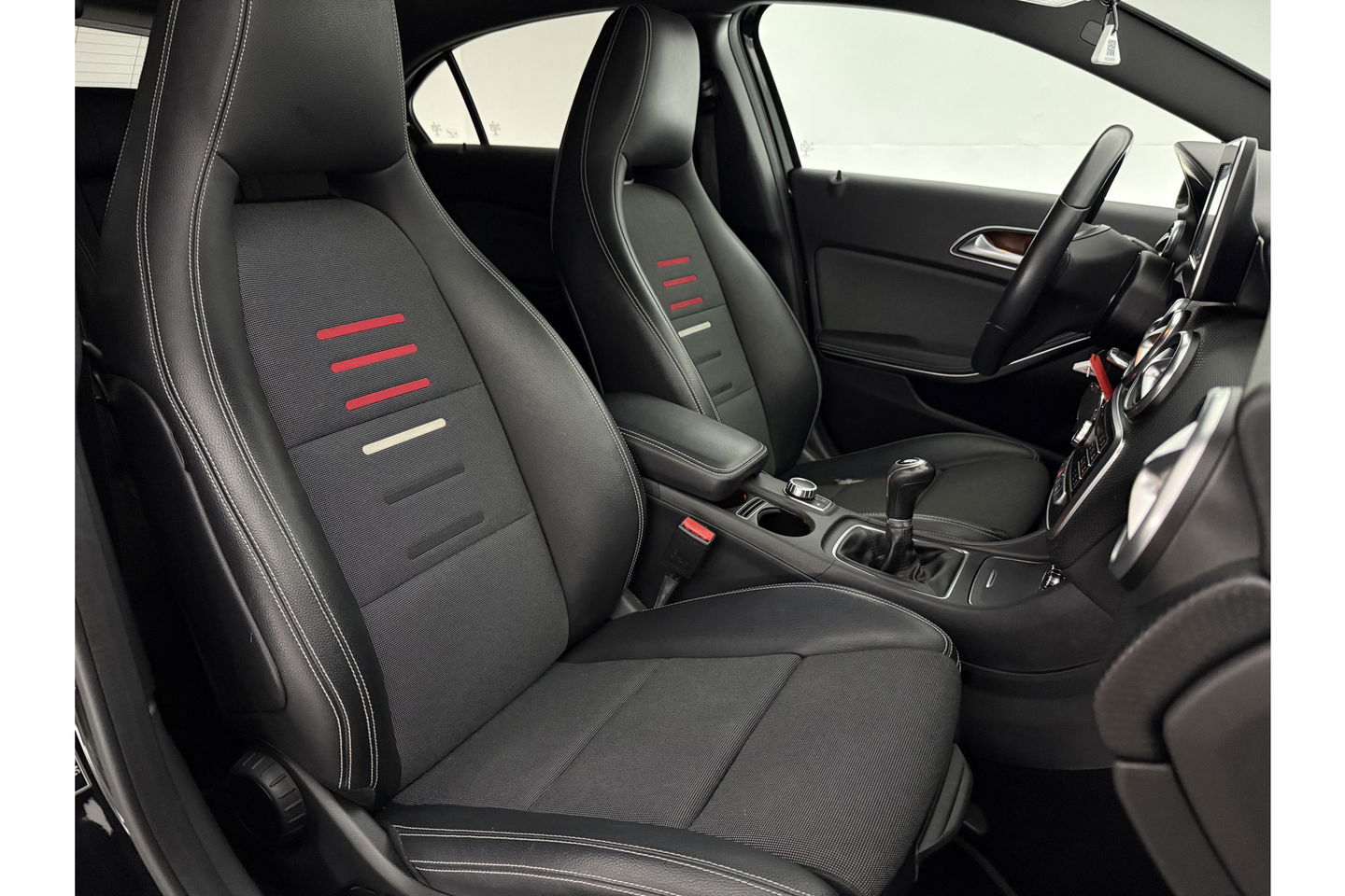 Mercedes-Benz A-Klasse 180 d Airco Cruise Navi LED Parkeersensoren 16"LMV