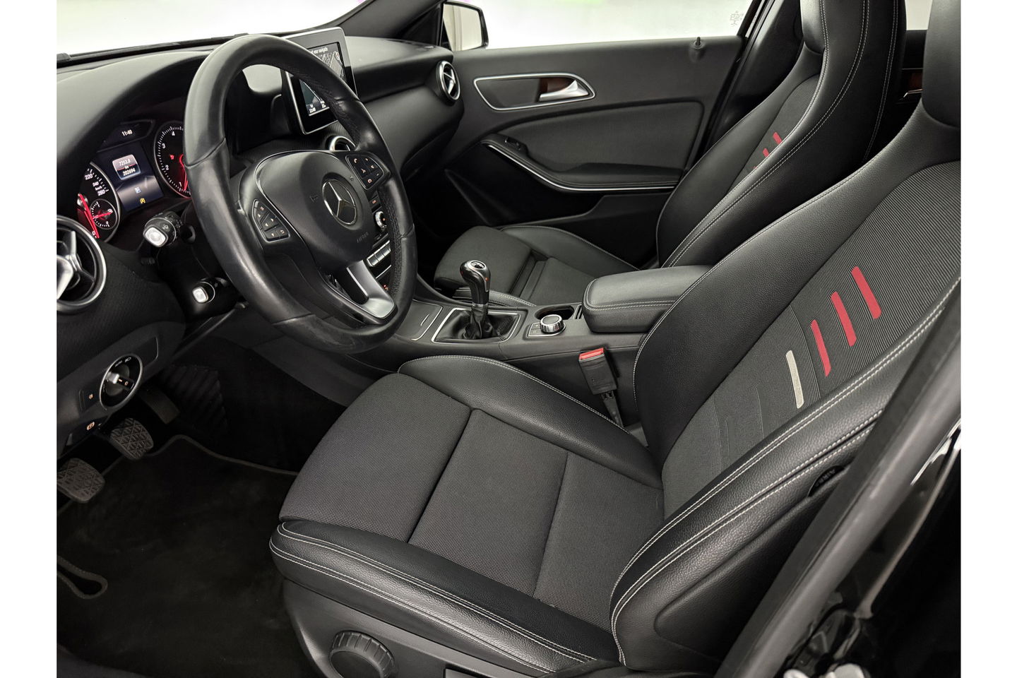 Mercedes-Benz A-Klasse 180 d Airco Cruise Navi LED Parkeersensoren 16"LMV