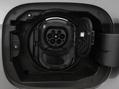 Mercedes-Benz A-Klasse 250 e AMG Line | Widescreen | Camera | Sfeerverlichting | Stoelverwarming | Full-LED | Navigatie | DAB+ | Cruise control