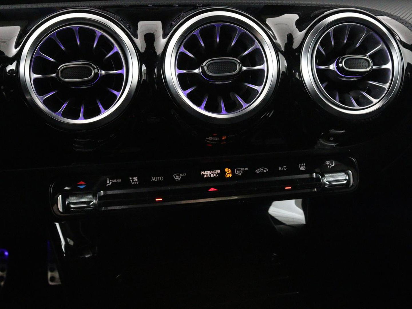 Mercedes-Benz A-Klasse 250 e AMG Line | Widescreen | Camera | Sfeerverlichting | Stoelverwarming | Full-LED | Navigatie | DAB+ | Cruise control