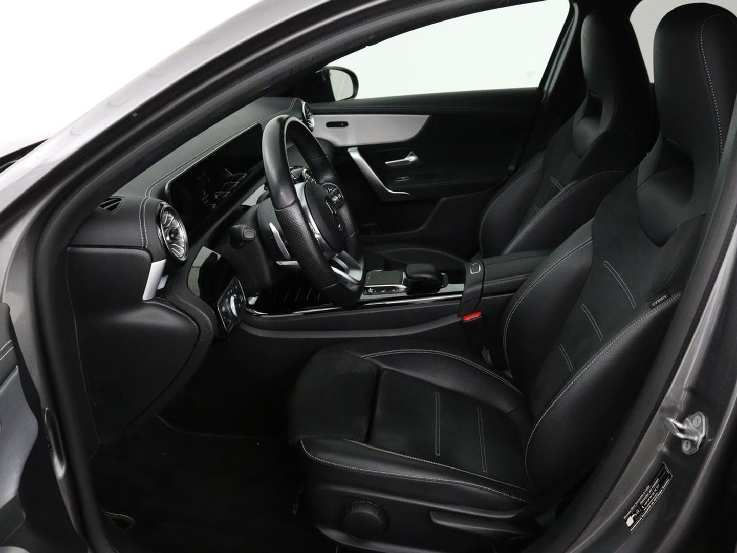 Mercedes-Benz A-Klasse 250 e AMG Line | Widescreen | Camera | Sfeerverlichting | Stoelverwarming | Full-LED | Navigatie | DAB+ | Cruise control