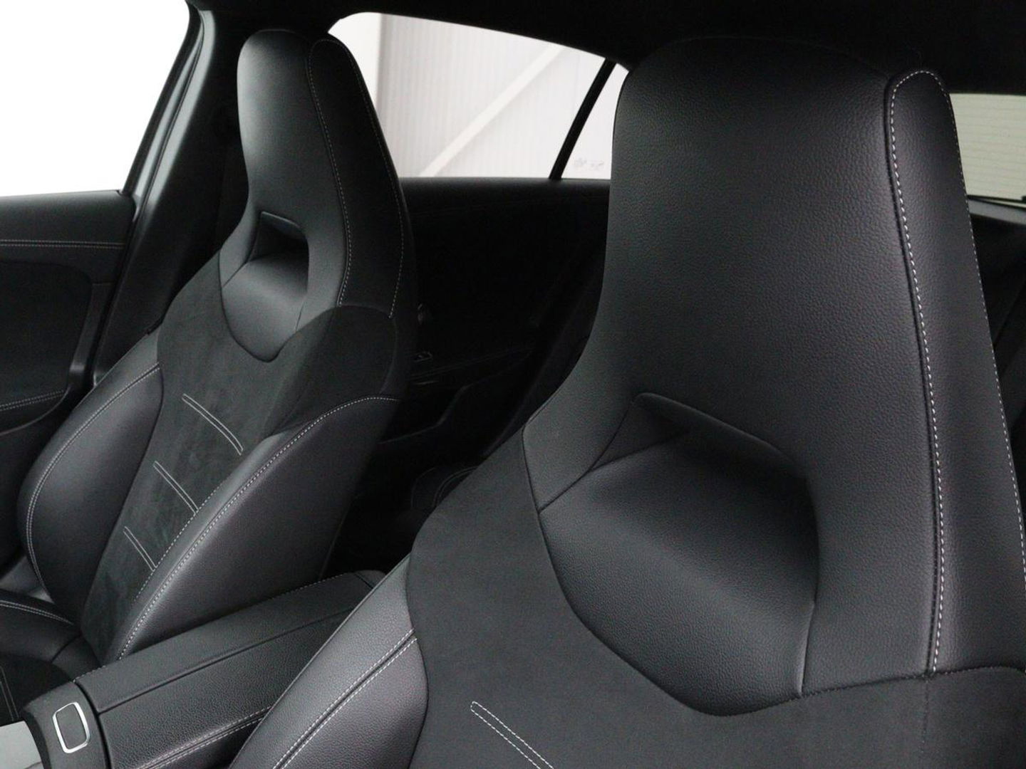 Mercedes-Benz A-Klasse 250 e AMG Line | Widescreen | Camera | Sfeerverlichting | Stoelverwarming | Full-LED | Navigatie | DAB+ | Cruise control