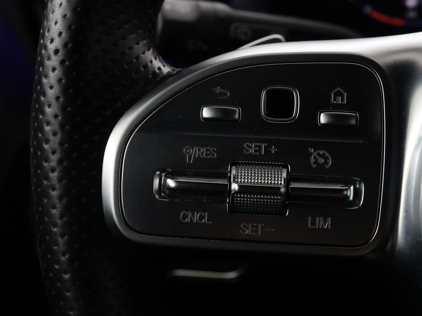 Mercedes-Benz A-Klasse 250 e AMG Line | Widescreen | Camera | Sfeerverlichting | Stoelverwarming | Full-LED | Navigatie | DAB+ | Cruise control