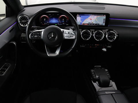 Mercedes-Benz A-Klasse 250 e AMG Line | Widescreen | Camera | Sfeerverlichting | Stoelverwarming | Full-LED | Navigatie | DAB+ | Cruise control