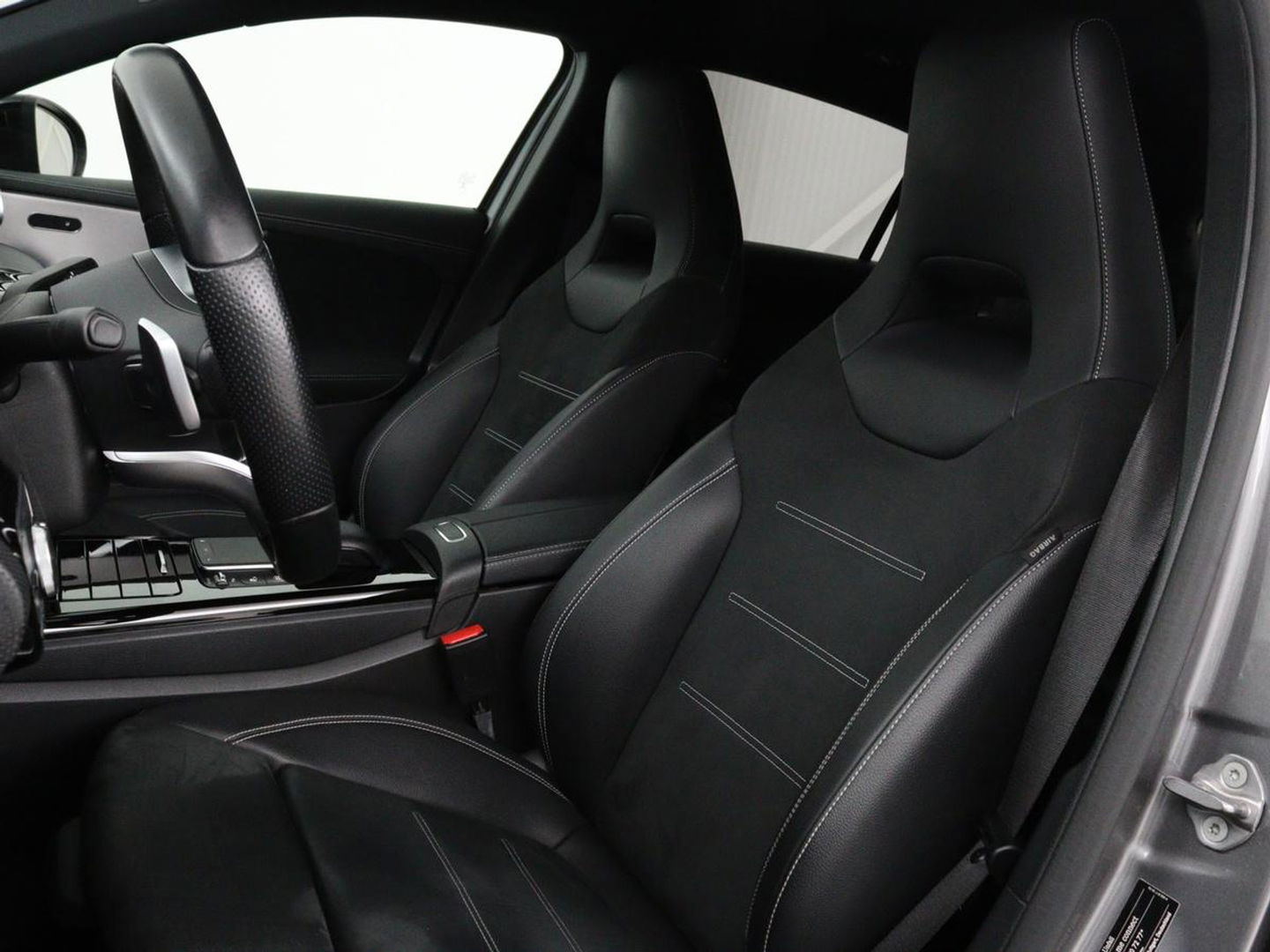 Mercedes-Benz A-Klasse 250 e AMG Line | Widescreen | Camera | Sfeerverlichting | Stoelverwarming | Full-LED | Navigatie | DAB+ | Cruise control