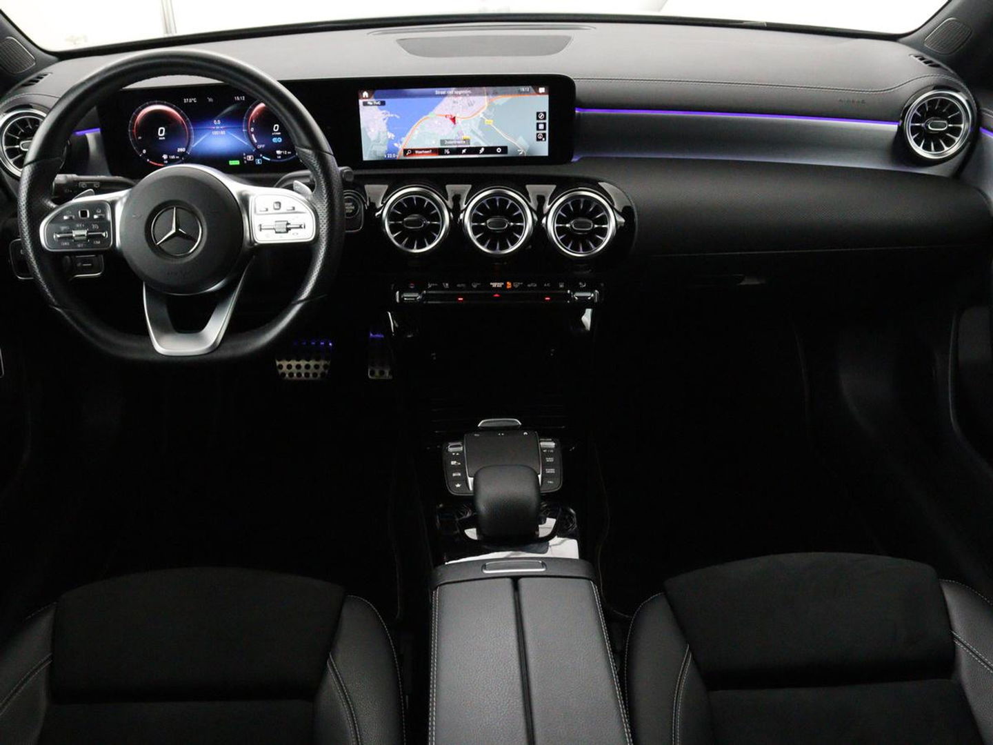 Mercedes-Benz A-Klasse 250 e AMG Line | Widescreen | Camera | Sfeerverlichting | Stoelverwarming | Full-LED | Navigatie | DAB+ | Cruise control