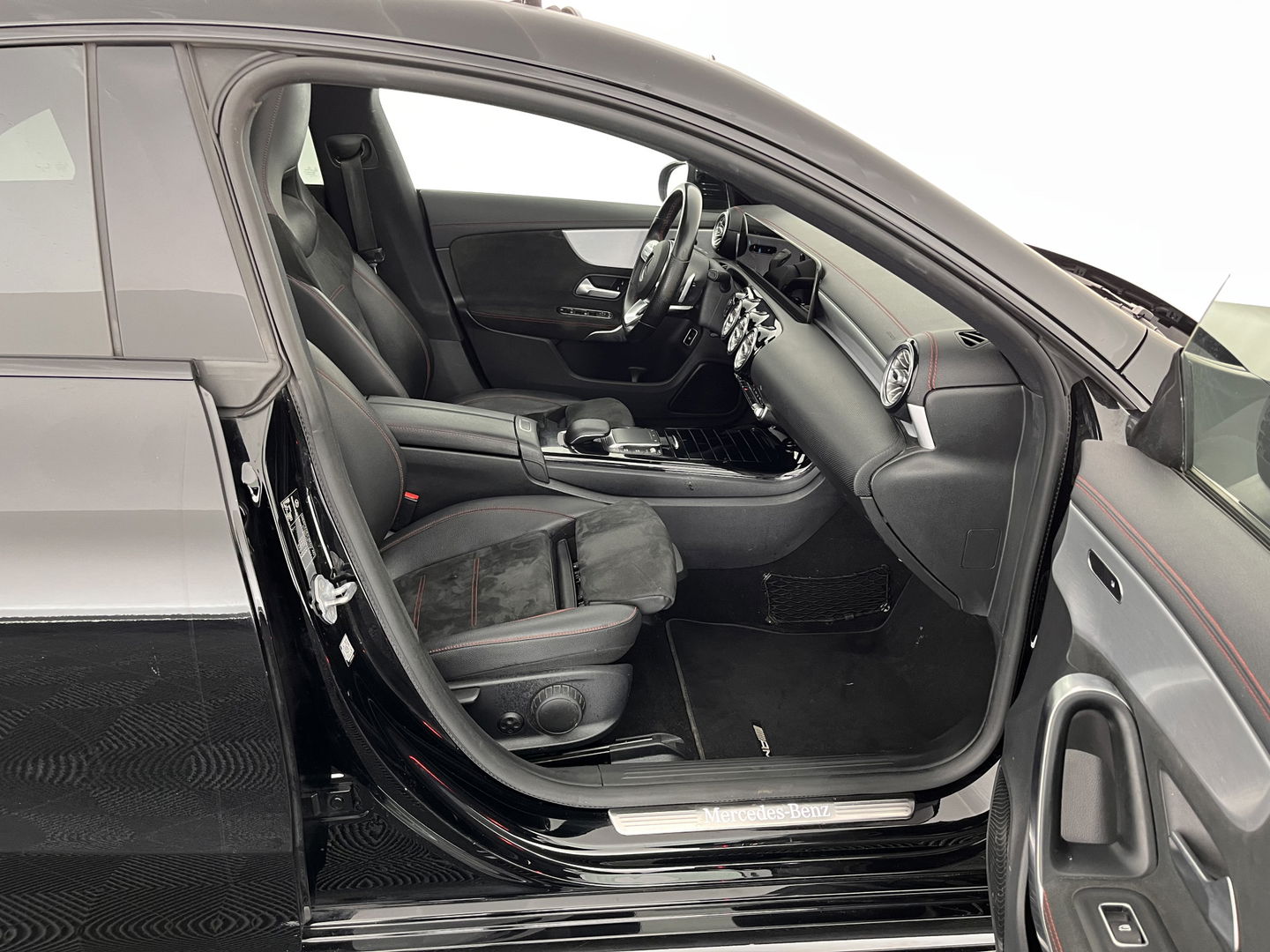 Mercedes-Benz CLA-Klasse 180 d Business Solution AMG Aut. *PANO | WIDE-SCREEN-COCKPIT | FULL-LED | AMBIENT-LIGHT | LEATHER-MICROFIBRE | CAMERA | NAVI-FULLMAP | ECC | PDC | CRUISE | SPORT-SEATS | 18"ALU*