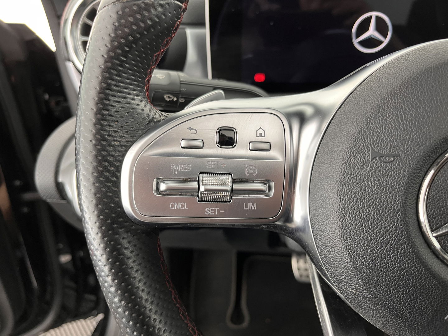 Mercedes-Benz CLA-Klasse 180 d Business Solution AMG Aut. *PANO | WIDE-SCREEN-COCKPIT | FULL-LED | AMBIENT-LIGHT | LEATHER-MICROFIBRE | CAMERA | NAVI-FULLMAP | ECC | PDC | CRUISE | SPORT-SEATS | 18"ALU*