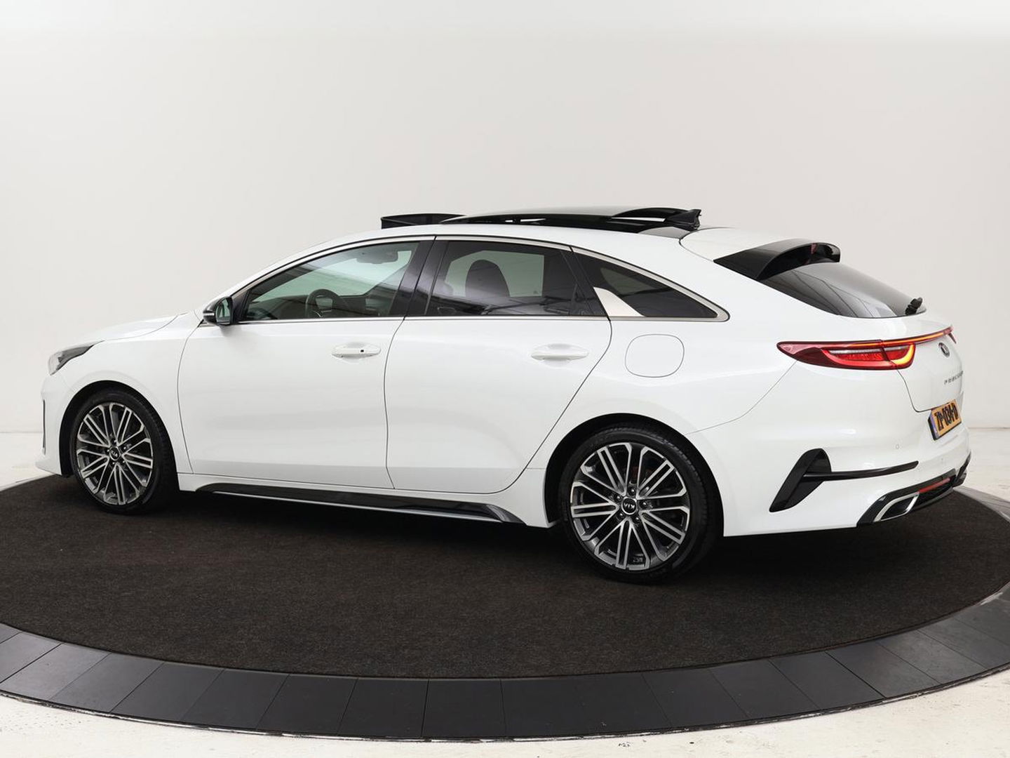 Kia ProCeed 1.4 T-GDI GT-PlusLine | Panoramadak | Stoel & stuurverwarming | Camera | Carplay | Keyless | Memory | JBL