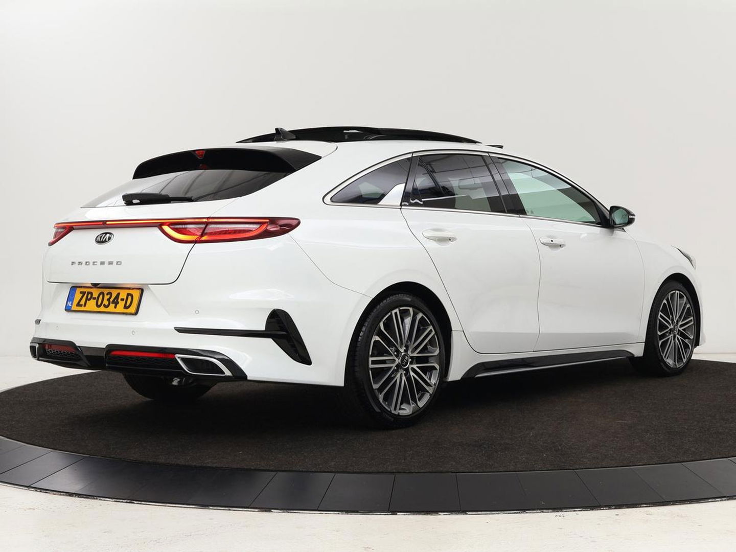 Kia ProCeed 1.4 T-GDI GT-PlusLine | Panoramadak | Stoel & stuurverwarming | Camera | Carplay | Keyless | Memory | JBL