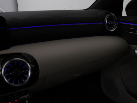 Mercedes-Benz CLA-Klasse Shooting Brake 180 Luxury Line | Camera | Leder | Sfeerverlichting | Stoelverwarming | Adaptive cruise | Navigatie | LED