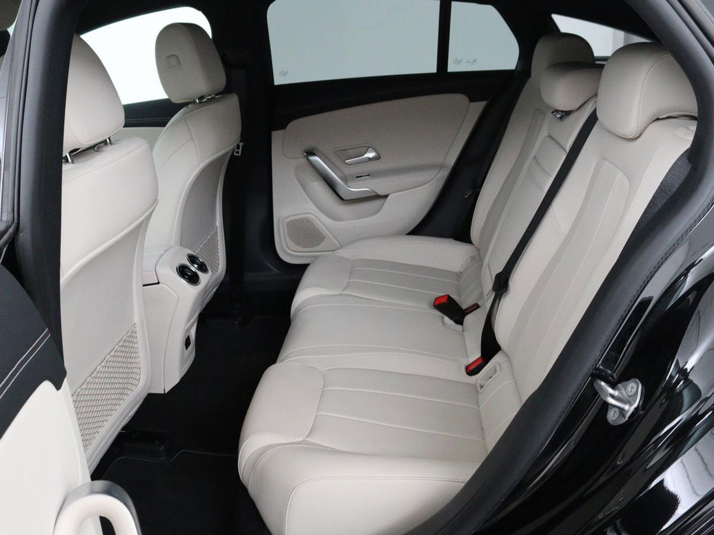 Mercedes-Benz CLA-Klasse Shooting Brake 180 Luxury Line | Camera | Leder | Sfeerverlichting | Stoelverwarming | Adaptive cruise | Navigatie | LED