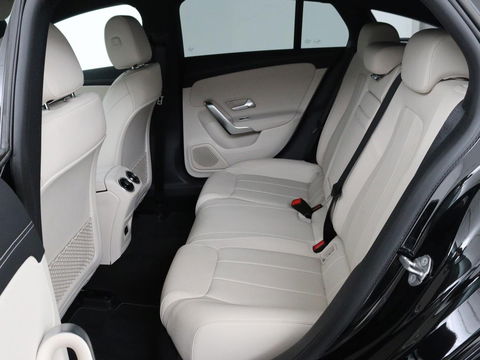 Mercedes-Benz CLA-Klasse Shooting Brake 180 Luxury Line | Camera | Leder | Sfeerverlichting | Stoelverwarming | Adaptive cruise | Navigatie | LED