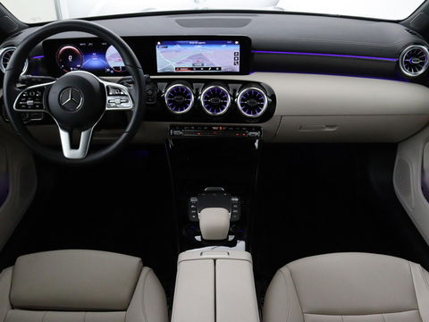Mercedes-Benz CLA-Klasse Shooting Brake 180 Luxury Line | Camera | Leder | Sfeerverlichting | Stoelverwarming | Adaptive cruise | Navigatie | LED