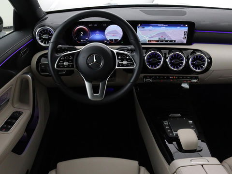 Mercedes-Benz CLA-Klasse Shooting Brake 180 Luxury Line | Camera | Leder | Sfeerverlichting | Stoelverwarming | Adaptive cruise | Navigatie | LED