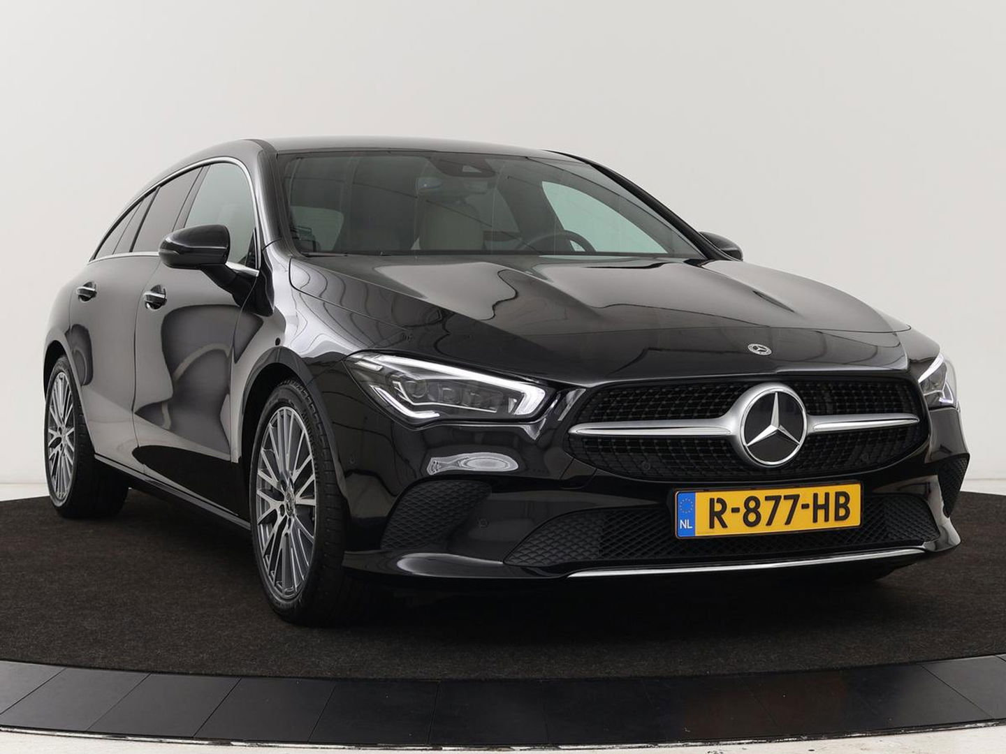 Mercedes-Benz CLA-Klasse Shooting Brake 180 Luxury Line | Camera | Leder | Sfeerverlichting | Stoelverwarming | Adaptive cruise | Navigatie | LED