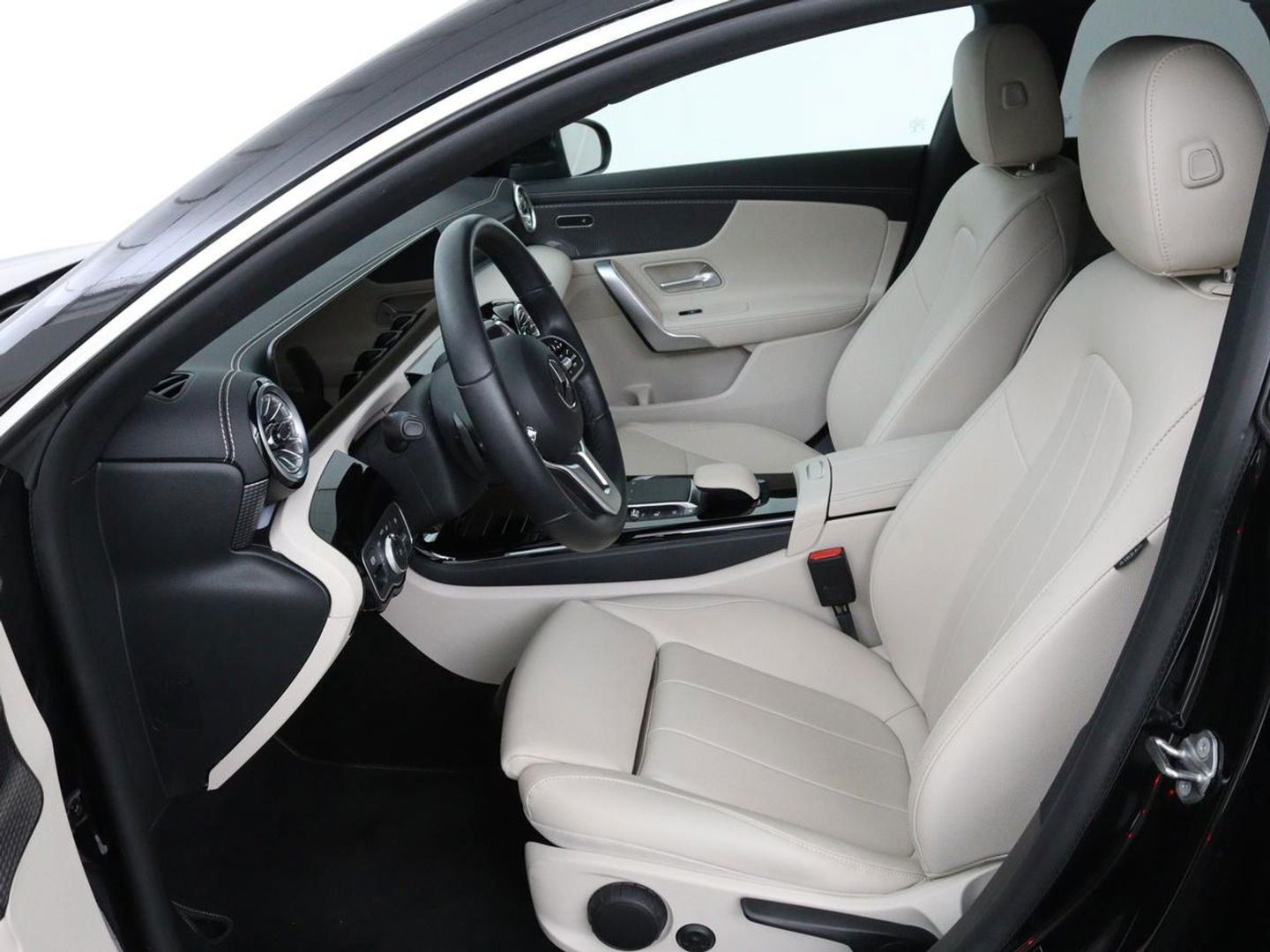 Mercedes-Benz CLA-Klasse Shooting Brake 180 Luxury Line | Camera | Leder | Sfeerverlichting | Stoelverwarming | Adaptive cruise | Navigatie | LED