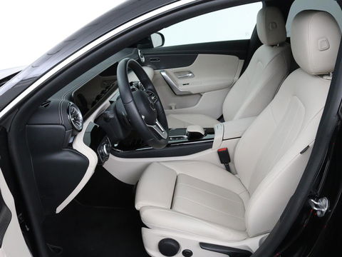Mercedes-Benz CLA-Klasse Shooting Brake 180 Luxury Line | Camera | Leder | Sfeerverlichting | Stoelverwarming | Adaptive cruise | Navigatie | LED