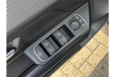 Mercedes-Benz GLA 200 BUSINESS LUXURY 163PK AUTOMAAT AIRCO PDC CAMERA