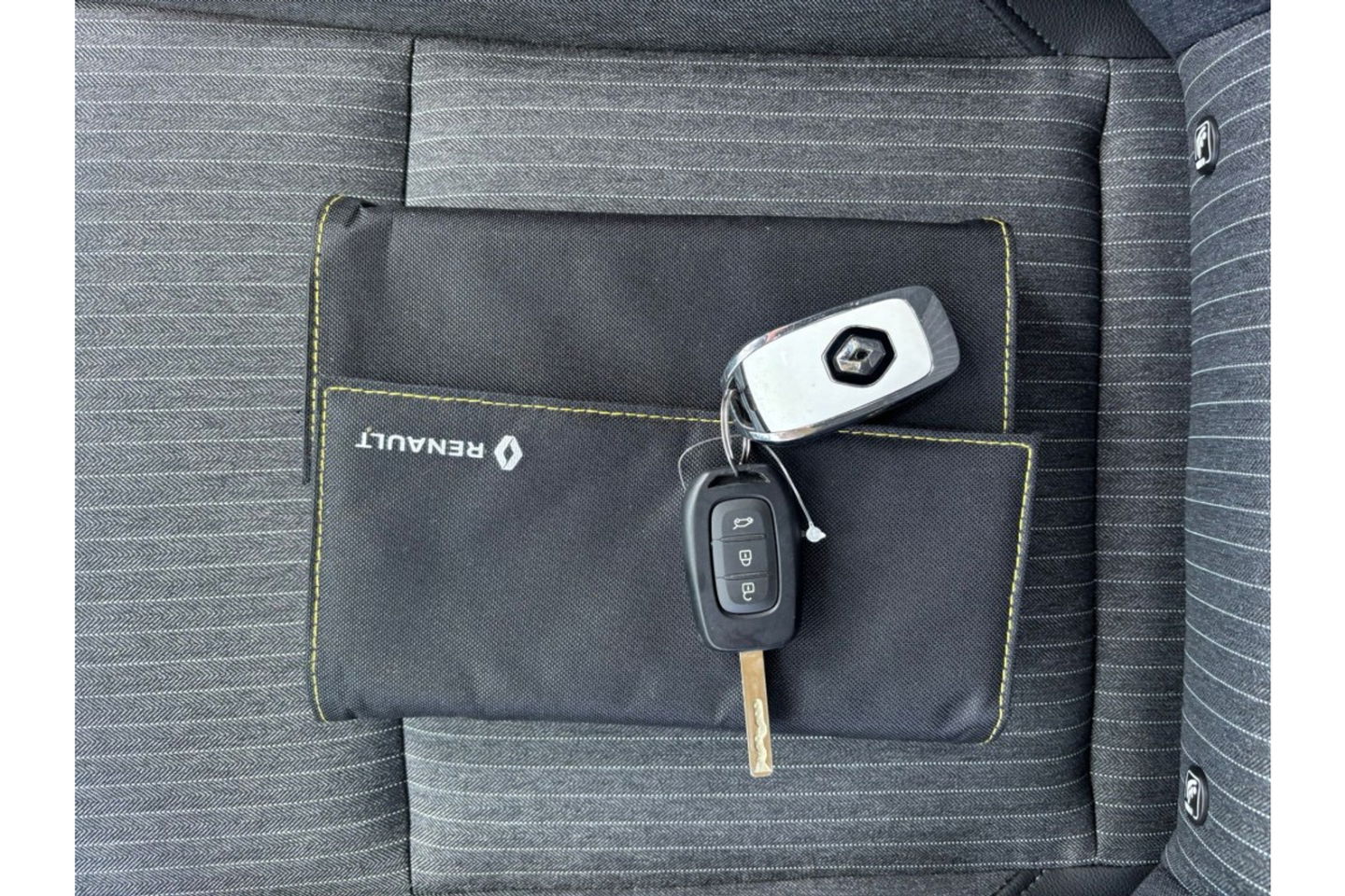Renault Clio 1.6 E-TECH BUSINESS ZEN AUTOMAAT AIRCO NAVI