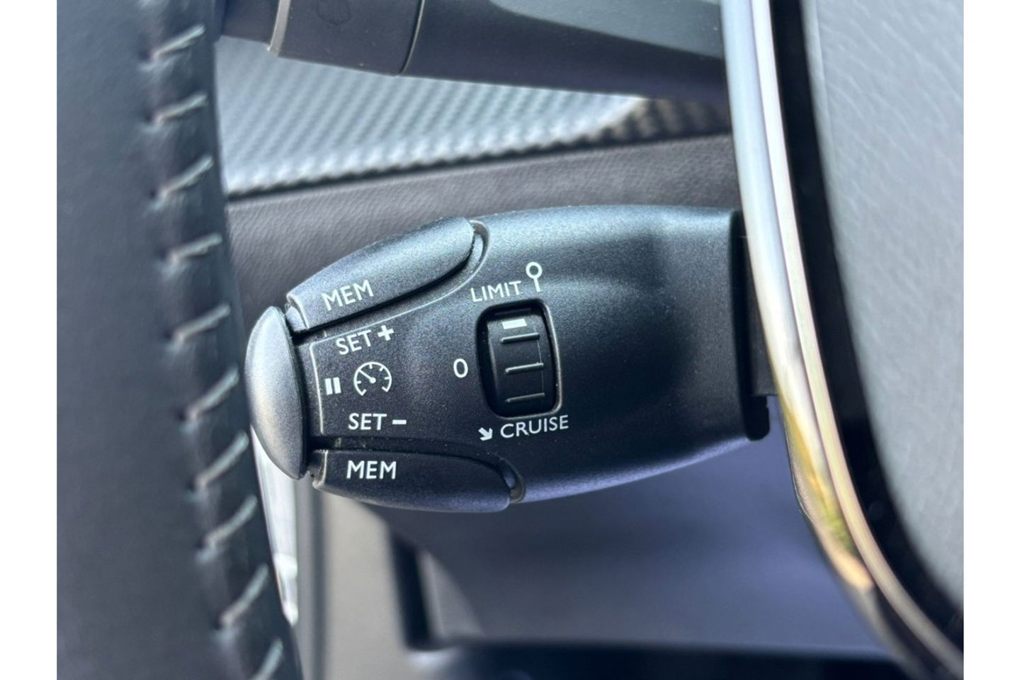 Peugeot 2008 1.2 PURE TECH ACTIVE AIRCO NAVI CRUISE.