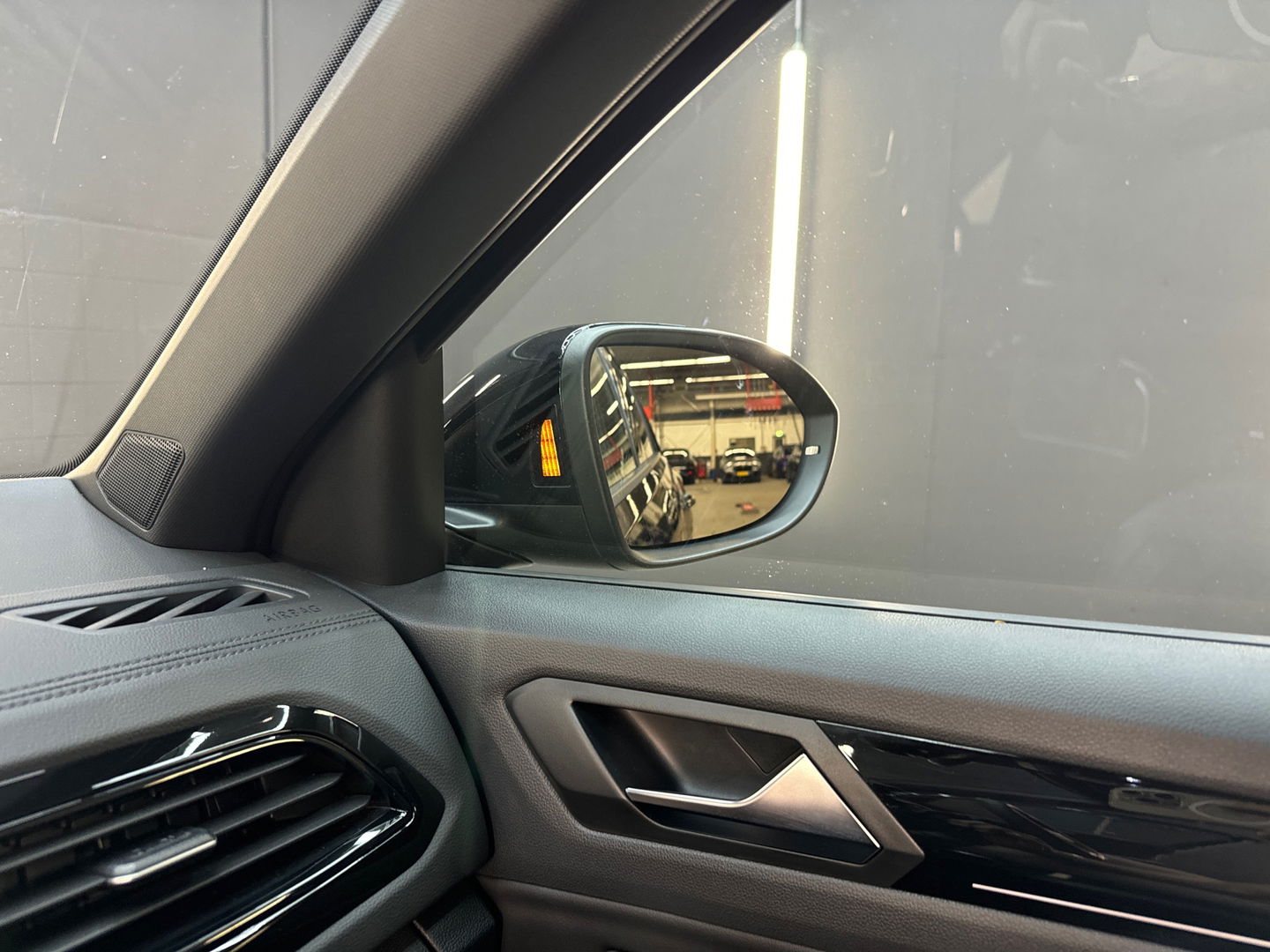 Volkswagen T-Roc 1.5 TSI R-Line Pano|Keyless|IQ|Sfeerver|BTW