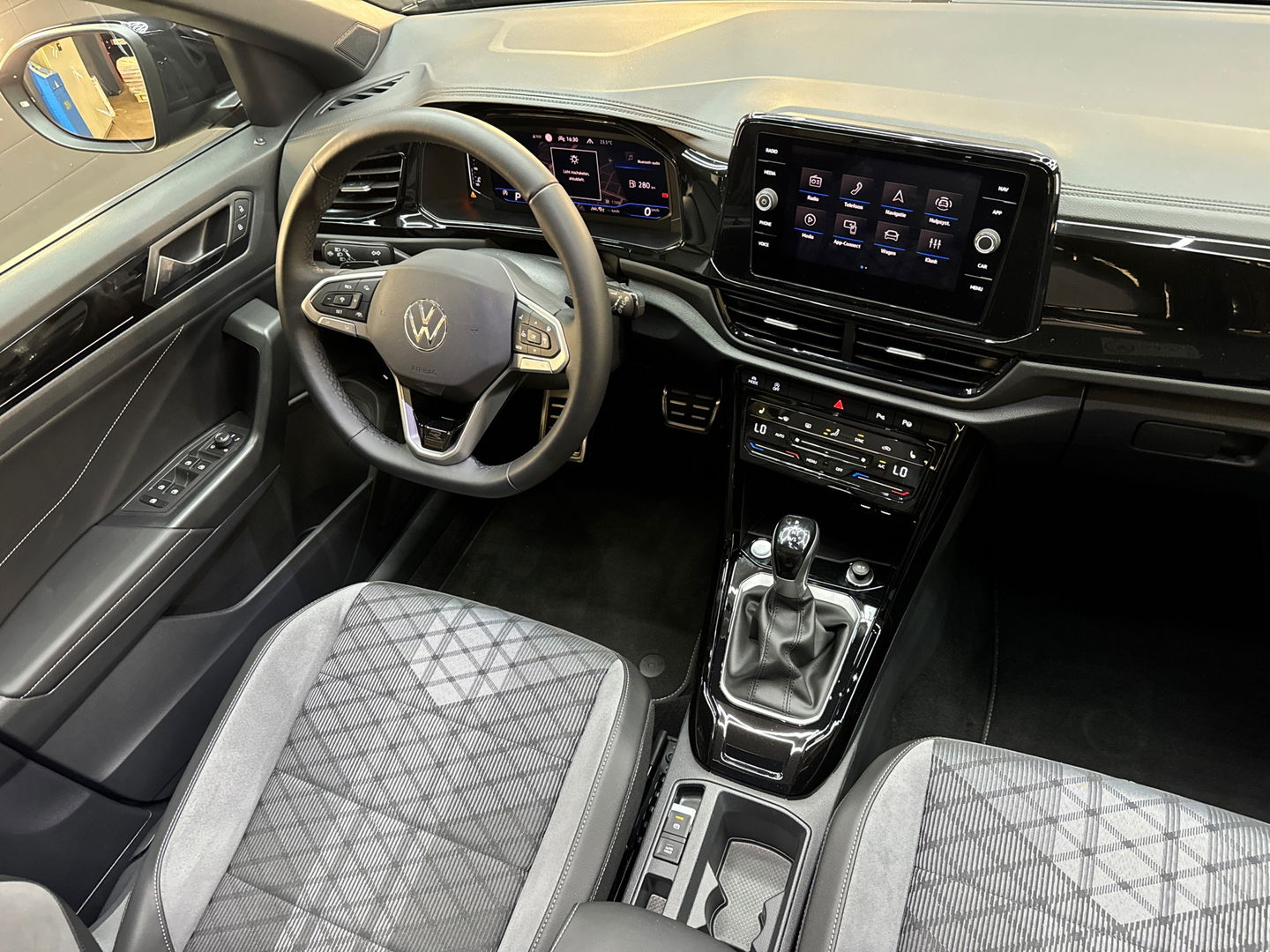 Volkswagen T-Roc 1.5 TSI R-Line Pano|Keyless|IQ|Sfeerver|BTW