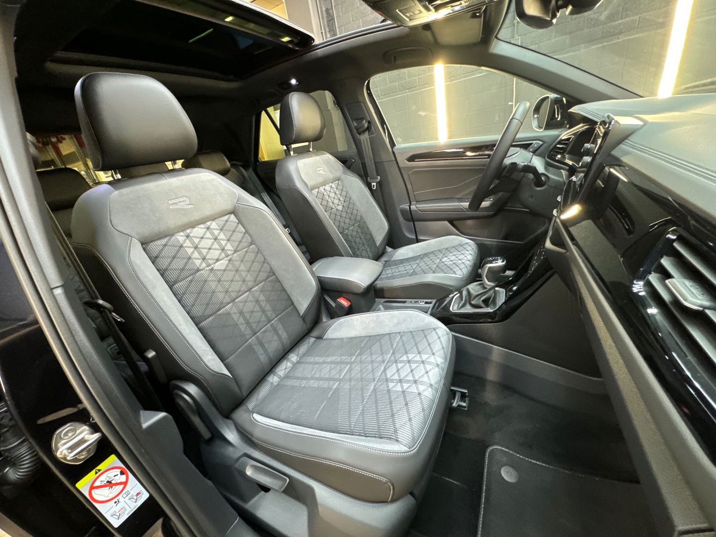 Volkswagen T-Roc 1.5 TSI R-Line Pano|Keyless|IQ|Sfeerver|BTW