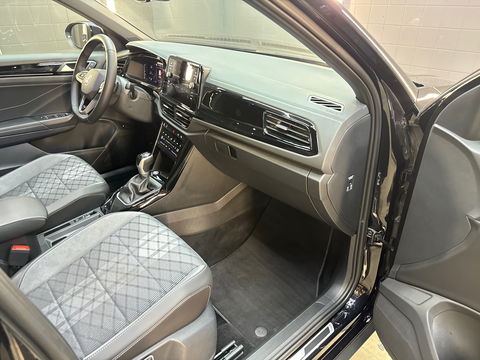Volkswagen T-Roc 1.5 TSI R-Line Pano|Keyless|IQ|Sfeerver|BTW