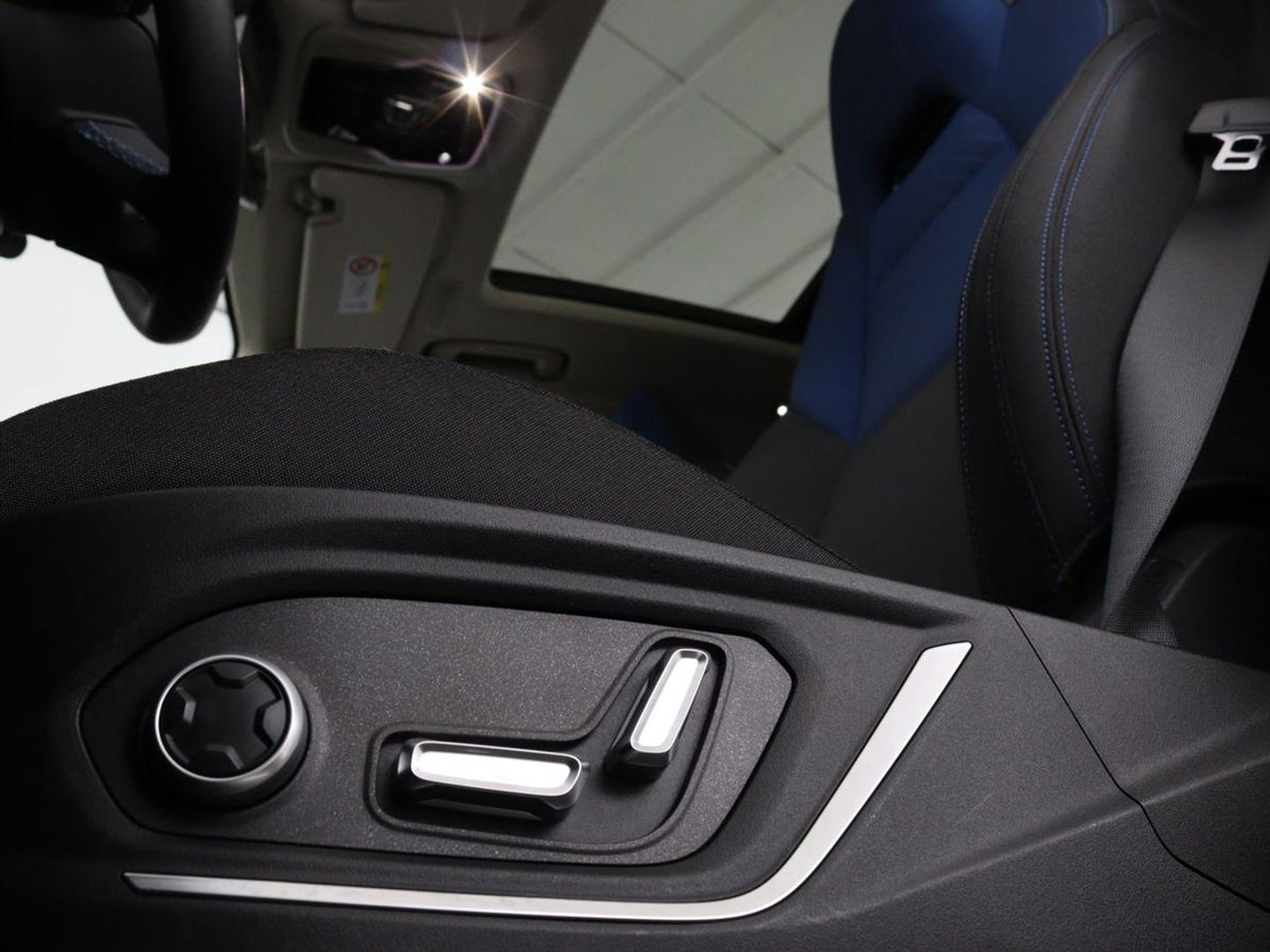 Lynk & Co 01 1.5 Plug In | Panoramadak | Infinity by Harman | 360 Camera | Adaptive cruise | Stoelverwarming | Carplay | Memory | Full LED