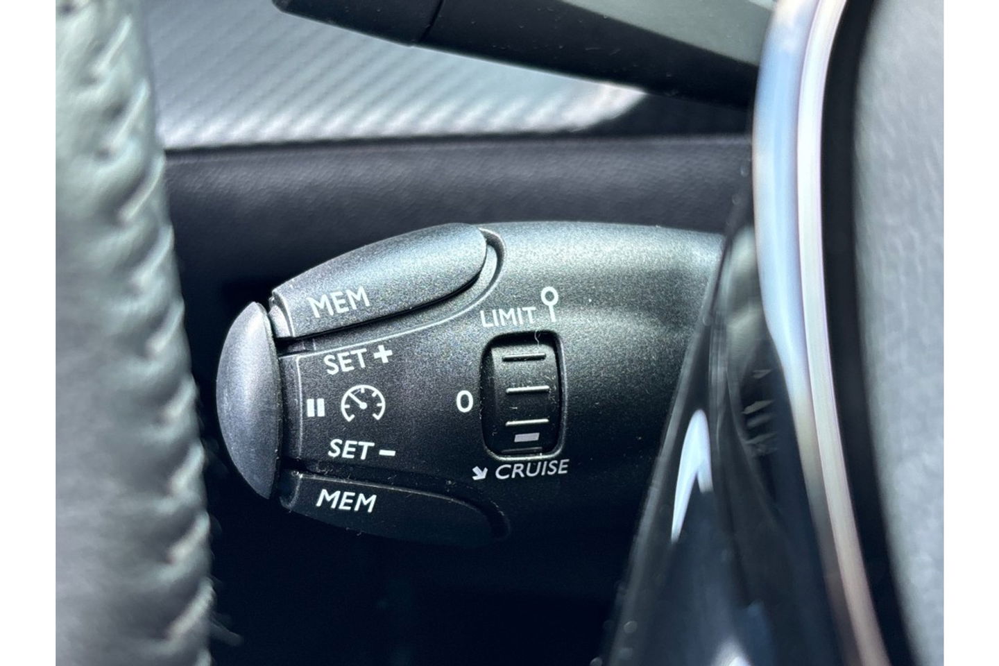 Peugeot 208 1.2 PT ALLURE ACTIVE AIRCO NAVI CRUISE.