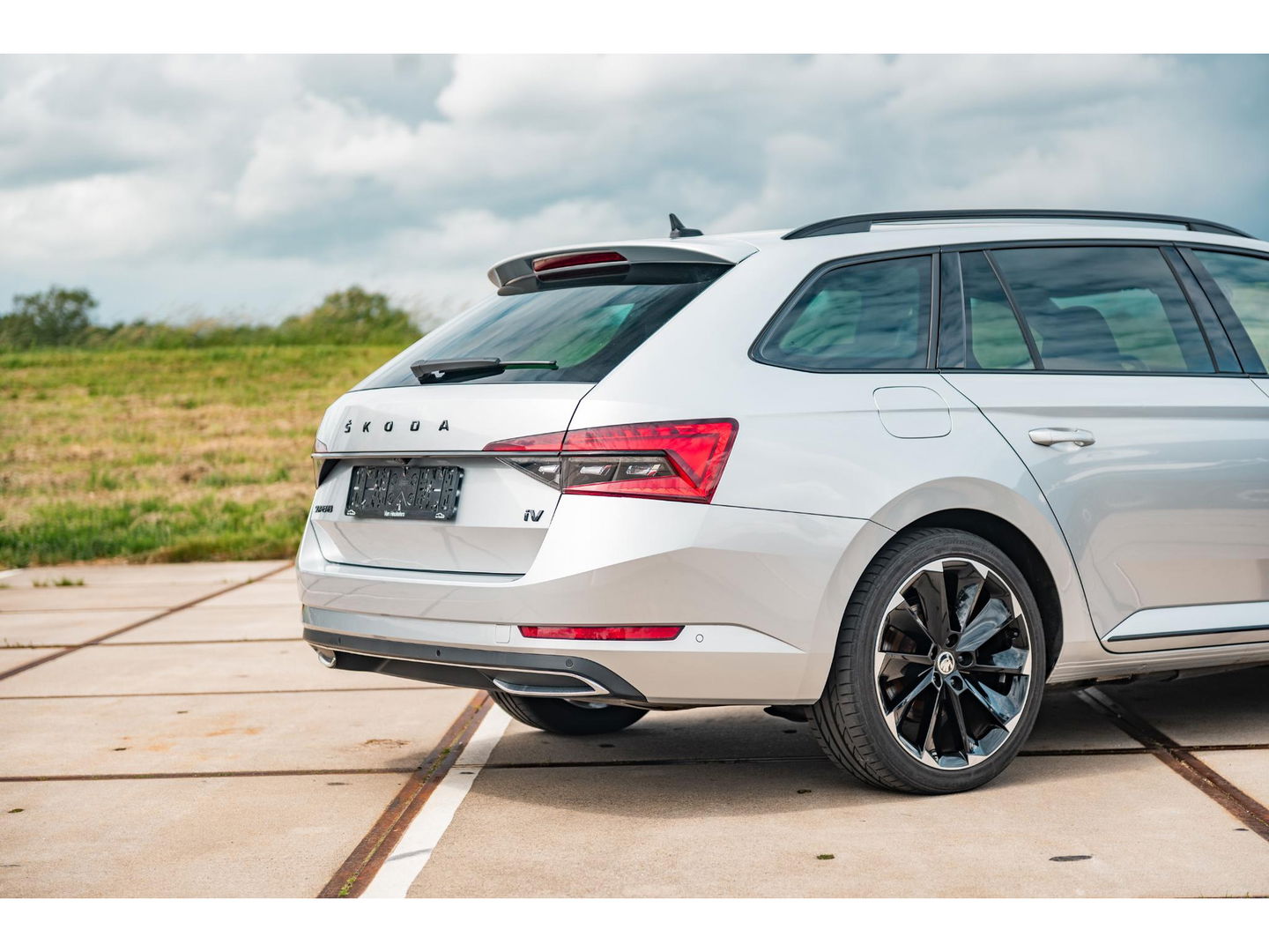 Škoda Superb Combi 1.4 TSI iV Sportline Business | PANO | TREKHAAK | ALCANTARA