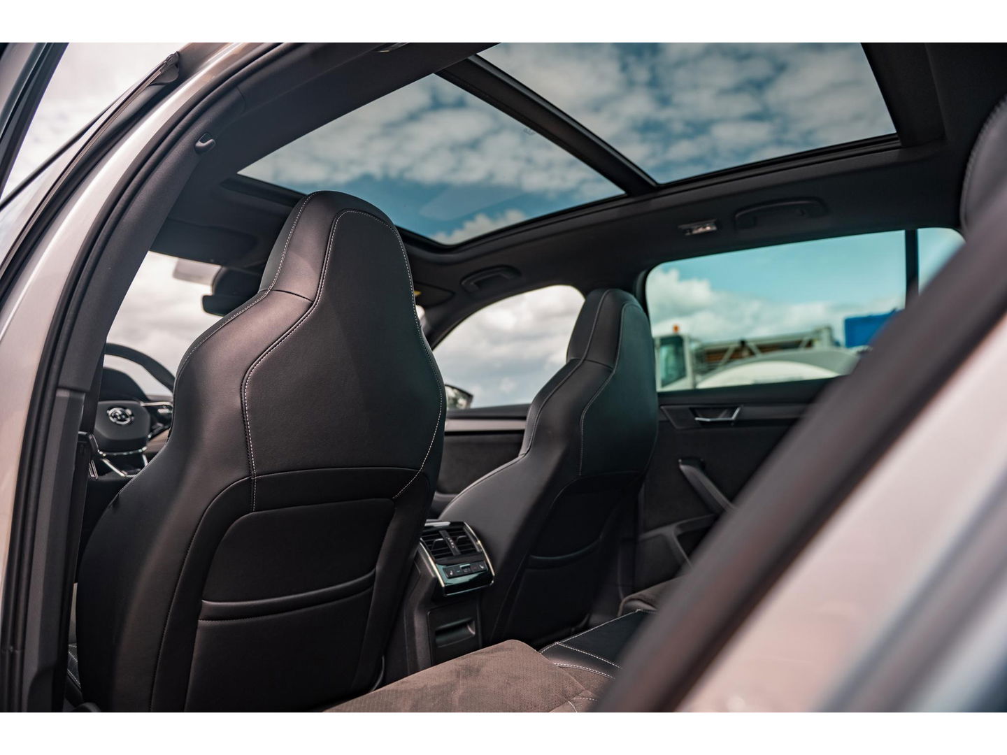 Škoda Superb Combi 1.4 TSI iV Sportline Business | PANO | TREKHAAK | ALCANTARA