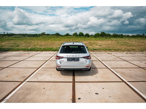 Škoda Superb Combi 1.4 TSI iV Sportline Business | PANO | TREKHAAK | ALCANTARA