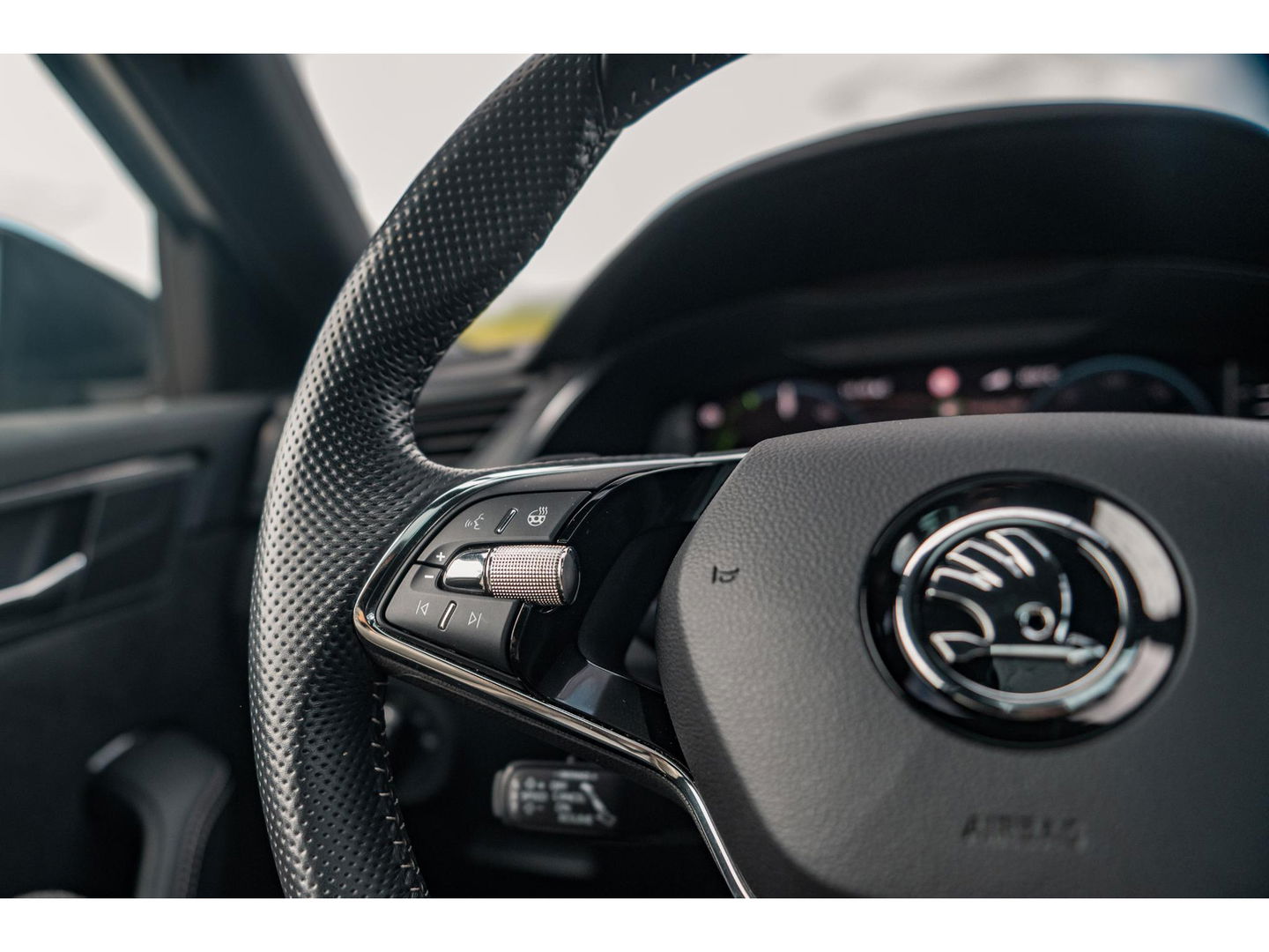 Škoda Superb Combi 1.4 TSI iV Sportline Business | PANO | TREKHAAK | ALCANTARA