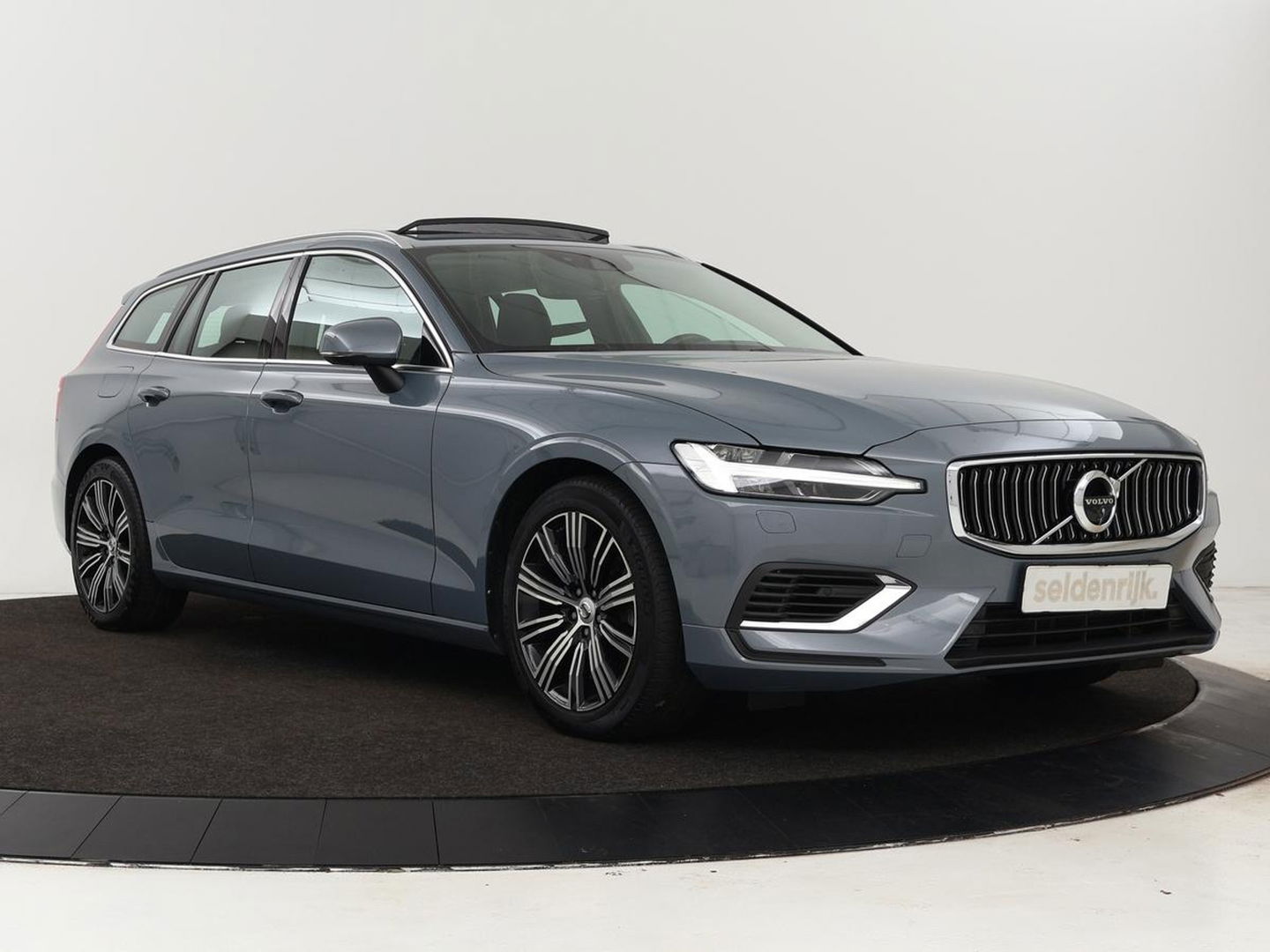 Volvo V60 2.0 T6 Recharge AWD Inscription Expression | Panoramadak | Head-Up | Leder | Stoel & stuurverwarming | 360 camera | Adaptive cruise | Trekhaak | Harman/Kardon | Carplay | Navigatie