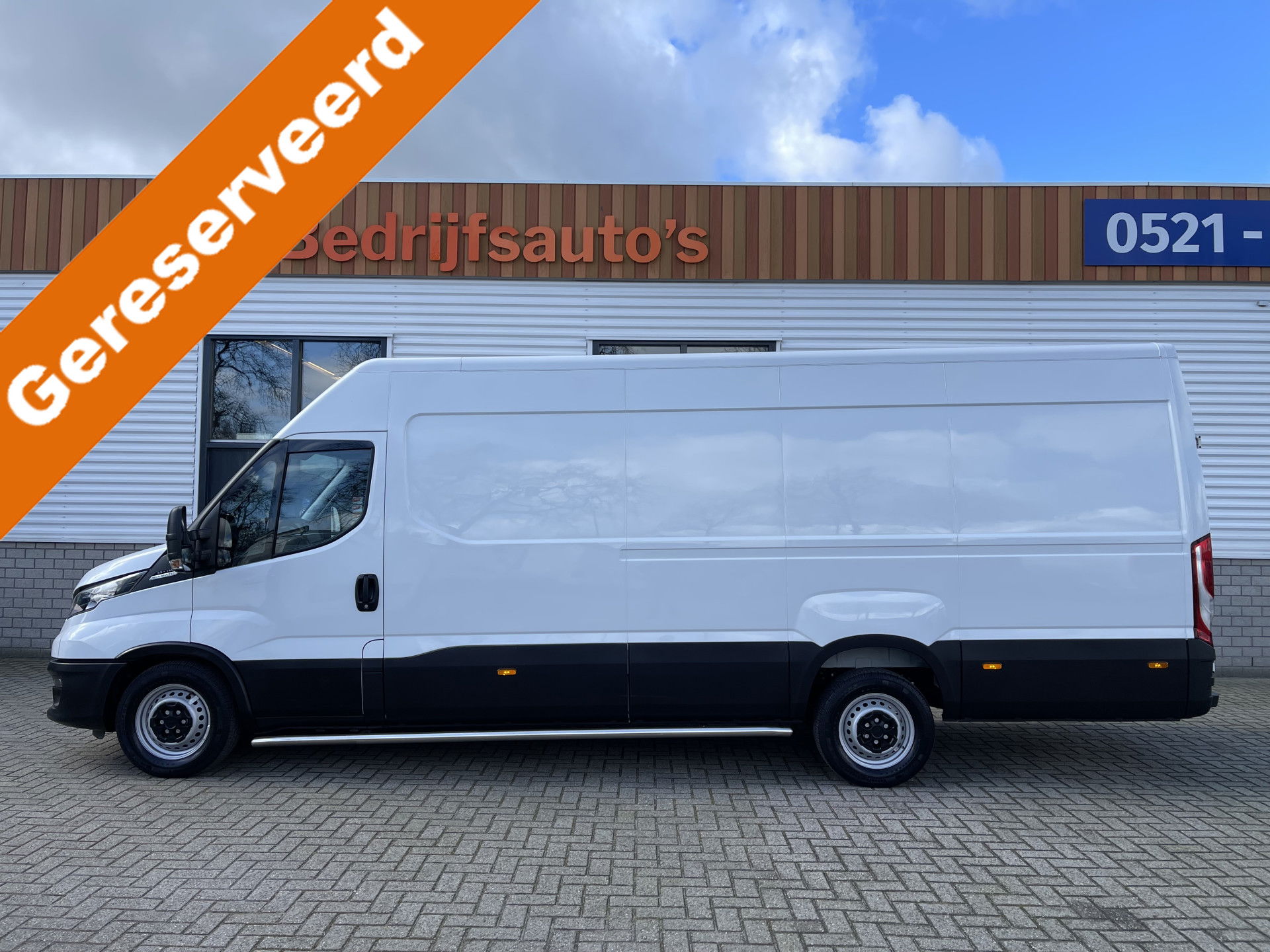 Iveco Daily 35S14V 2.3 410 automaat L4H2 ( L3H2 ) / vaste prijs rijklaar € 23.950 ex btw / lease vanaf € 428 / airco / cruise control / trekhaak 3500 kg / laadruimte 475 cm lang !