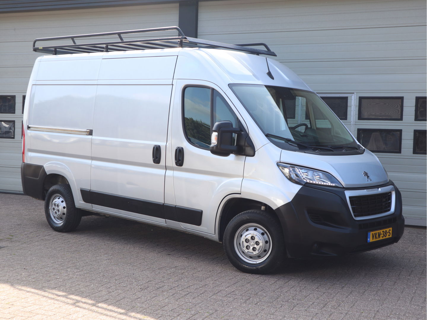 Peugeot Boxer 330 2.2 BlueHDi 141pk Euro 6 L2H2 - Imperiaal - Trekhaak - NAP