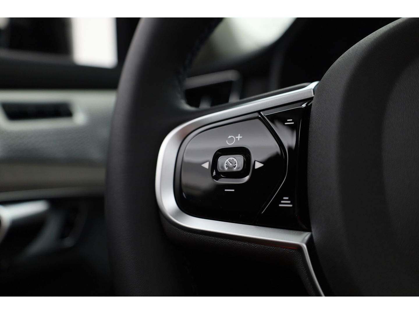 Volvo XC90 2.0 T8 Plug-in hybrid AWD Ultra Dark | Full Option | NIEUWPRIJS €111.635,- | Luchtvering | B&W |Pano | HUD | Massage | Stoelventilatie | 22'' |