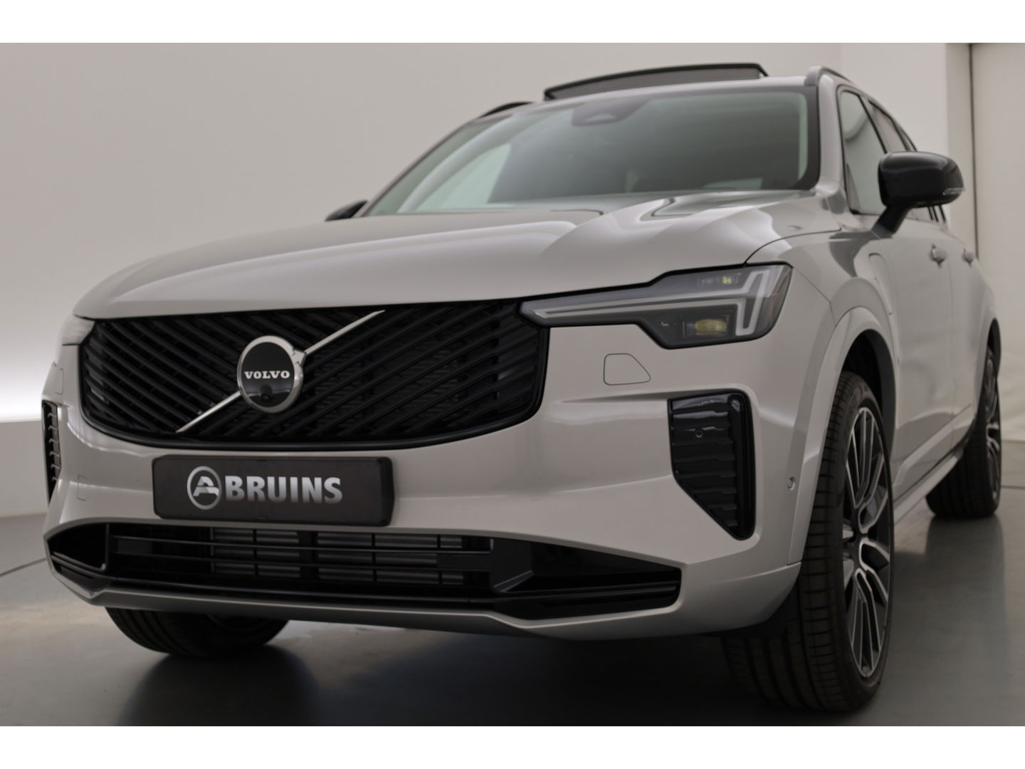 Volvo XC90 2.0 T8 Plug-in hybrid AWD Ultra Dark | Full Option | NIEUWPRIJS €111.635,- | Luchtvering | B&W |Pano | HUD | Massage | Stoelventilatie | 22'' |