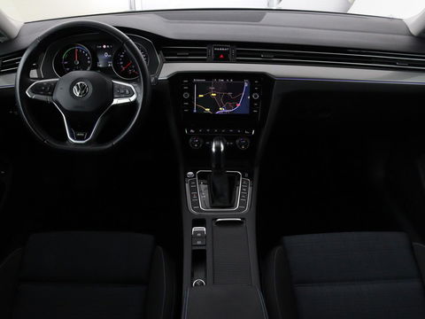 Volkswagen Passat 1.4 TSI PHEV GTE Business | Adaptive cruise | Camera | Carplay | Stoelverwarming | Massage | Navigatie | Full LED
