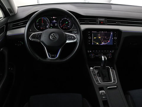 Volkswagen Passat 1.4 TSI PHEV GTE Business | Adaptive cruise | Camera | Carplay | Stoelverwarming | Massage | Navigatie | Full LED