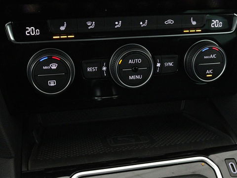 Volkswagen Passat 1.4 TSI PHEV GTE Business | Adaptive cruise | Camera | Carplay | Stoelverwarming | Massage | Navigatie | Full LED
