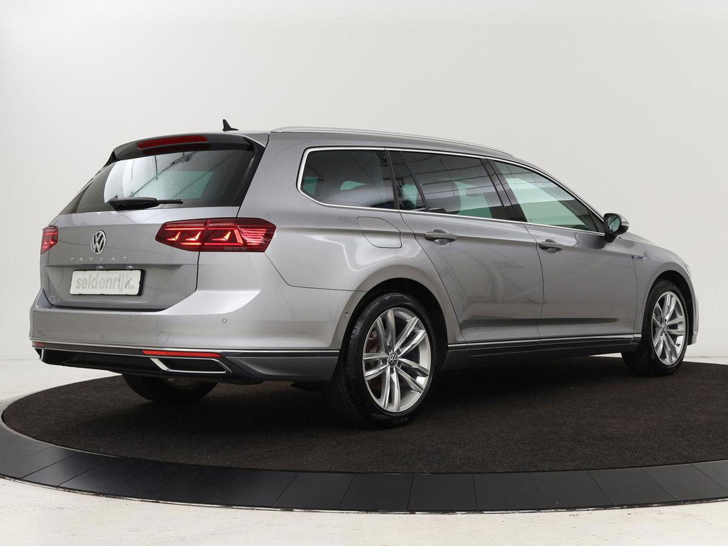 Volkswagen Passat 1.4 TSI PHEV GTE Business | Adaptive cruise | Camera | Carplay | Stoelverwarming | Massage | Navigatie | Full LED