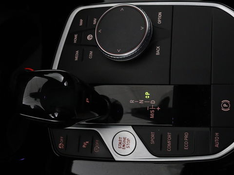 BMW 1-serie 116i Business Edition | Camera | Carplay | Full LED | Live Cockpit | Navigatie | Parkeerhulp | Climate control