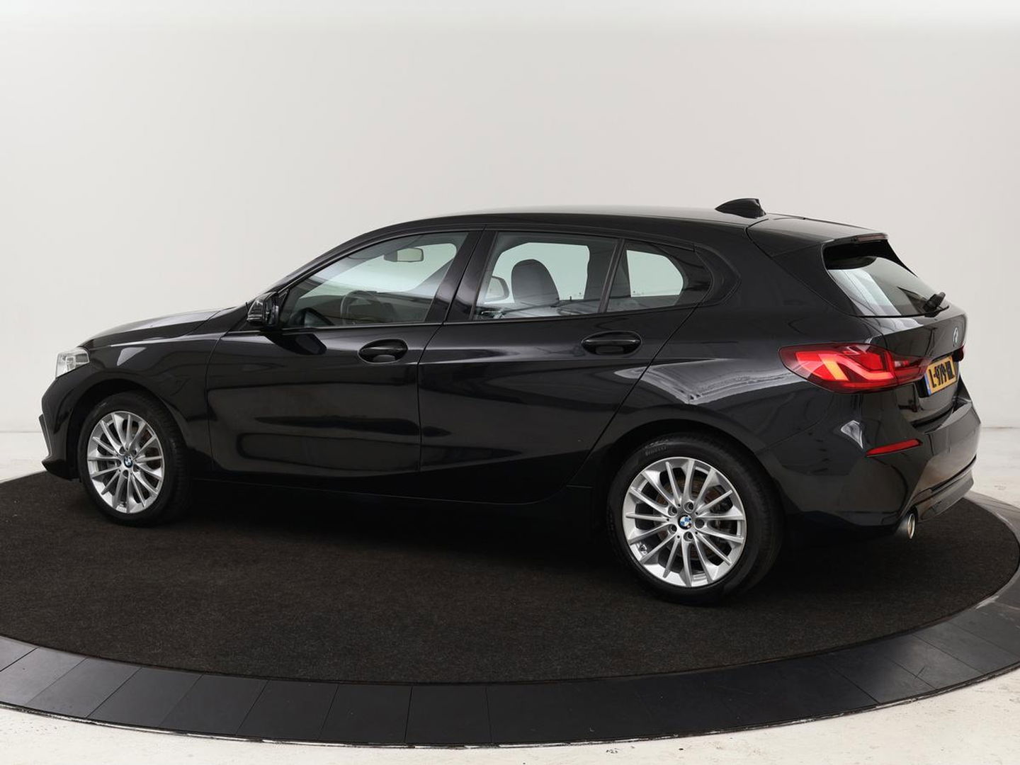 BMW 1-serie 116i Business Edition | Camera | Carplay | Full LED | Live Cockpit | Navigatie | Parkeerhulp | Climate control