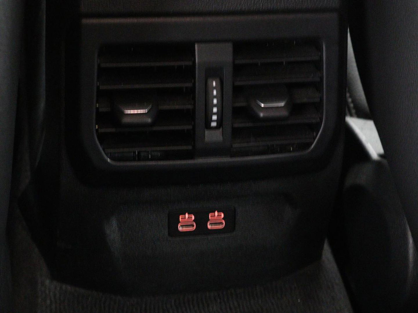 BMW 1-serie 116i Business Edition | Camera | Carplay | Full LED | Live Cockpit | Navigatie | Parkeerhulp | Climate control