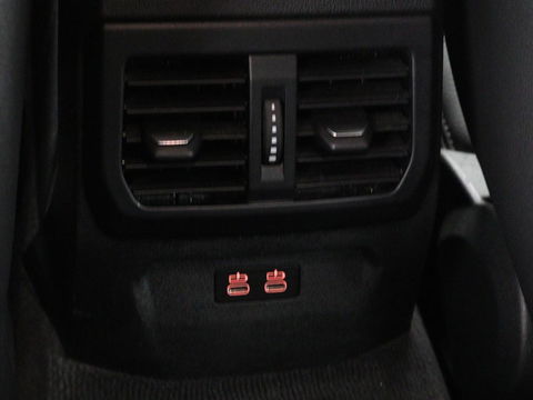 BMW 1-serie 116i Business Edition | Camera | Carplay | Full LED | Live Cockpit | Navigatie | Parkeerhulp | Climate control