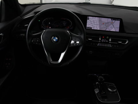 BMW 1-serie 116i Business Edition | Camera | Carplay | Full LED | Live Cockpit | Navigatie | Parkeerhulp | Climate control